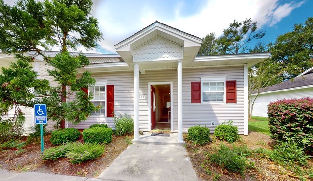 Snowbird-friendly end condo with back patio, washer/dryer, streaming, central AC