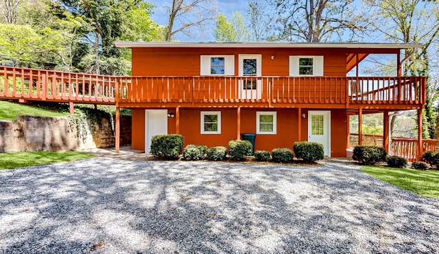 Snowbird-friendly house near pool, tennis & basketball - walk to Lake Junaluska