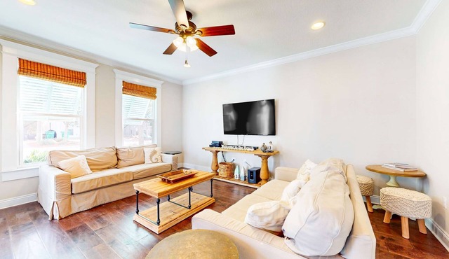 Snowbird-friendly home in gated community with hot tub, pool, balcony, & grill