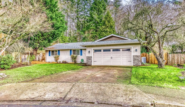 Snowbird-Friendly Home with Private Washer/Dryer, Fast WiFi, Yard, & A/C