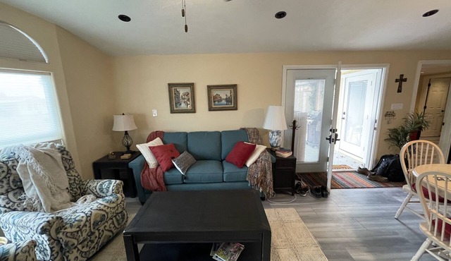 Snowbirds! Age 55+ Gated community. Pool. Jacuzzi. Pickle Ball