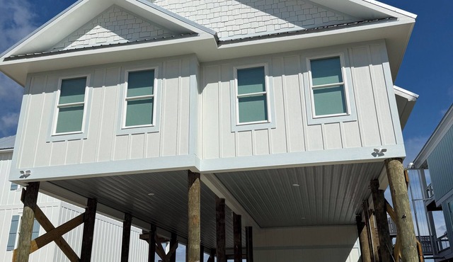 Snowbirds and Fall/Winter renters- 4 bedroom house in Orange Beach on the water!