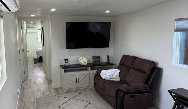 Snowbirds' Retreat newly remodeled house with AC/Heat & WiFi on Parker Strip.