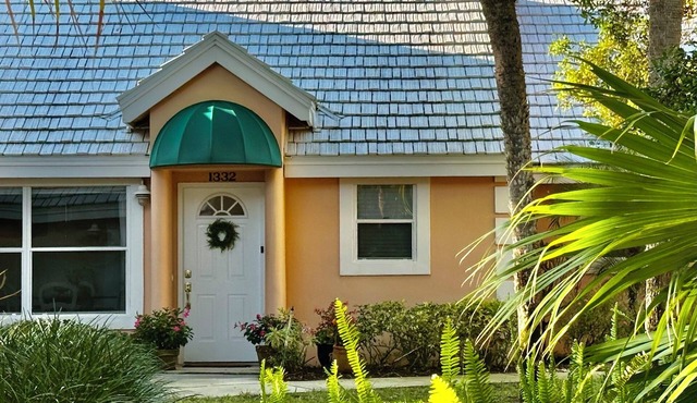 Snowbirds: Vero Beach Charming “Cottage Condo”. Close to beach. nFree Cleaning!