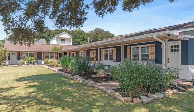 Snowbirds welcome! Renovated 1st-floor condo w/video games, steps from beach
