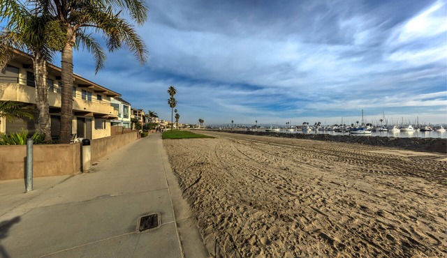 Snowbirds Welcome Beautiful Condo garage & patio close to beach & bay SUPER HOST