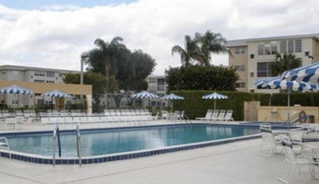 Snowbirds Welcome - 50+ Community - 1st floor condo - Seasonal Rentals Only