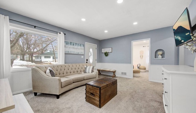 Snowbound Cottage - free wifi, deck, grill, private parking