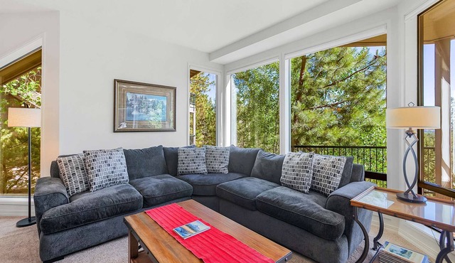 Snowcap Escape at Mount Bachelor w/Pool & Hot Tub