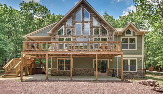 "Snowcap" Lake/Beach Access, 7 Bedroom Lodge, Sound System, Gas Fireplaces, Hot Tub, Pool Table