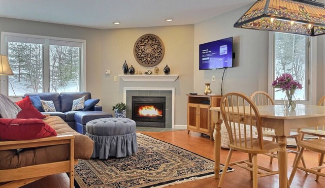 SnowDen- Pool, Gym, Hiking, Fireplace!