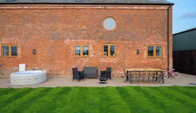 Snowdrop Barn : Hot Tub, Games Room, Pets welcome!