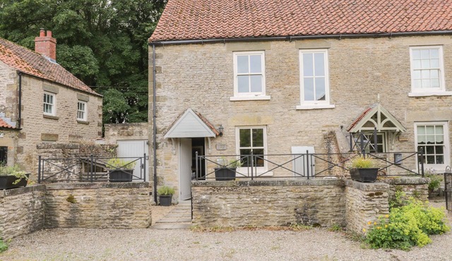 SNOWDROP COTTAGE, pet friendly, with open fire in Brompton-By-Sawdon