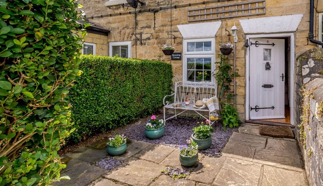 SNOWDROP COTTAGE, pet friendly in Clifford, West Yorkshire