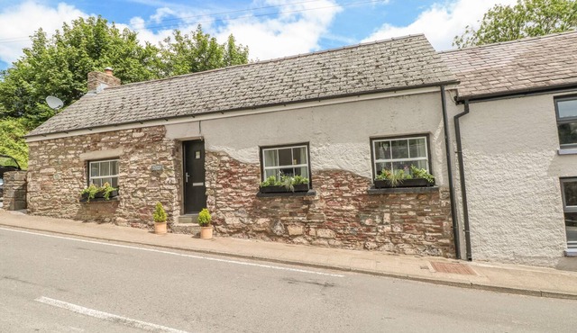 SNOWDROP COTTAGE, pet friendly, with hot tub in Laugharne