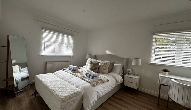 SNOWDROP - UNIQUE STAY | SLEEPS 2 | PETS ALLOWED | HOT TUB | BBQ | PATIO | WI-FI