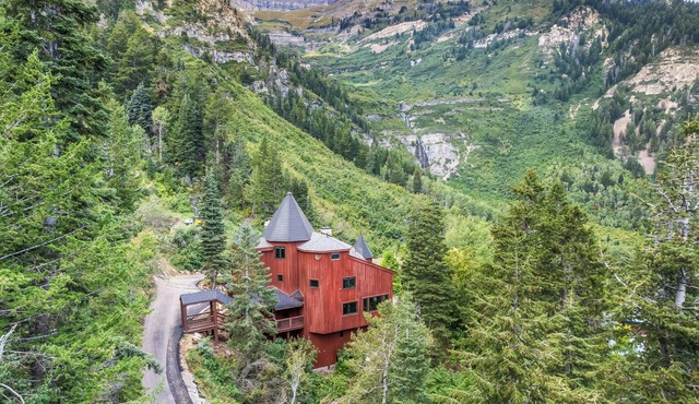 Snowfall Castle, Unbelievable Views, Rustic Mountain Masterpiece
