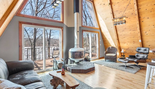 Snowfall Escapes - Lakefront Cabin with Loft & Bar