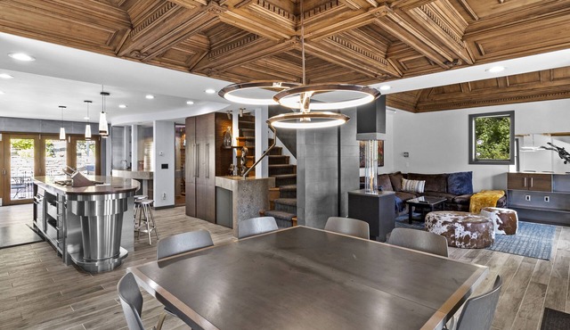 "SNOWFUN WINE CHALET" - Premium Ski, Entertain, Game Room, Parking, Old Town