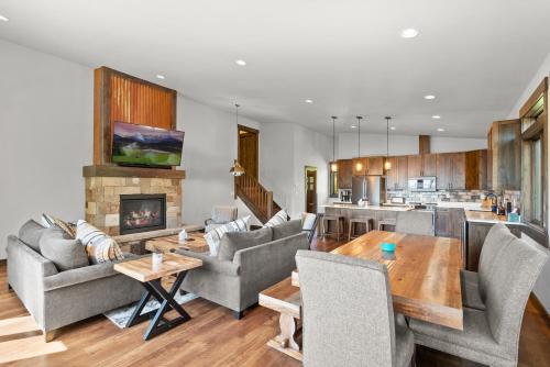 Snowghost Den-Luxury Ski In Ski Out Home Sleeps 9 with 3 Bedrooms 2 and a half Bathrooms and Private Hot Tub