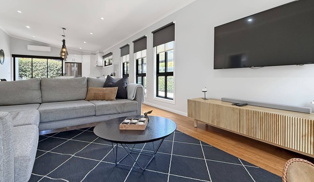 Snowgum Bright Retreat - 2 Houses, 1 Location