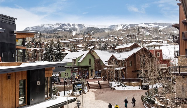 Snowmass Capitol Peak Lodge - 70 feet to Elk Camp Gondola: steps to hot tubs.