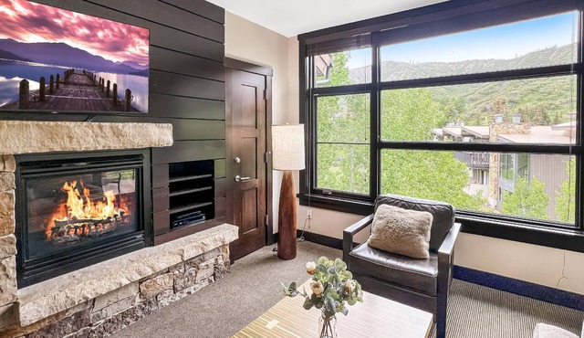 Snowmass Mountain Village! Spacious Balcony with Views, A/C, Hot Tub, Gas FP & Parking