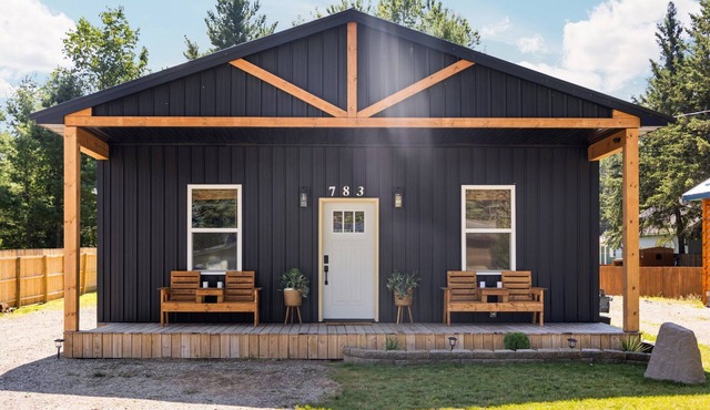 Snowmobile Trails, Skiing, Cozy Cabin Retreat