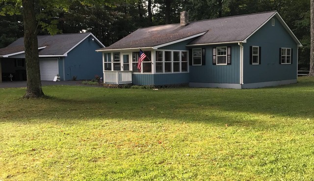 Snowmobilers and 4 wheelers! Cozy cottage in the woods! Close to all trails!