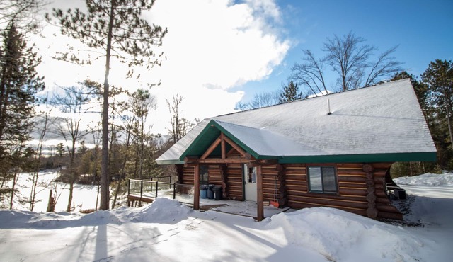 Snowmobilers & Skiers Full Scandinavian Log Home On Private Lake