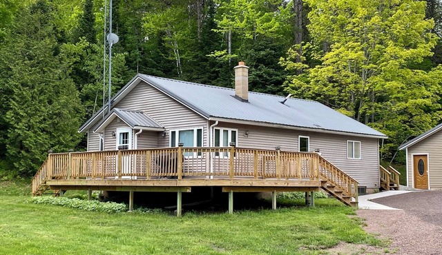 Snowmobiles, Skiing, ABR Amazing 2-bedroom house with WiFi in Hurley, Mercer