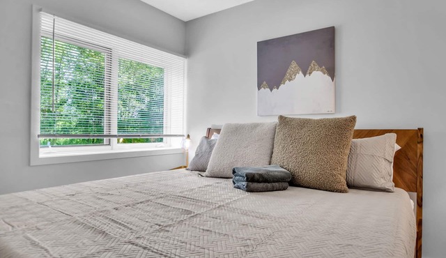 SnowPine Condo, King Bed, Patio + Fireplace