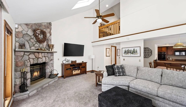 SnowPine Village Townhouse, Sleeps 10, A/C