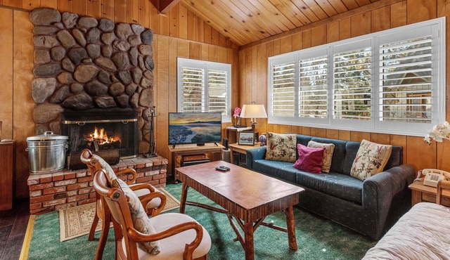 Snowridge - Walk to Oktoberfest & Snow Play, Fireplace, Deck, Barbecue