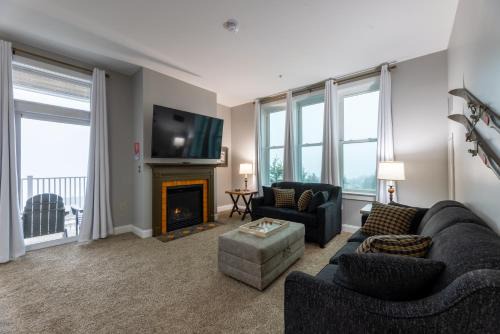 Snowshoe Village Ski-in - Ski-out Condo w Hot Tub