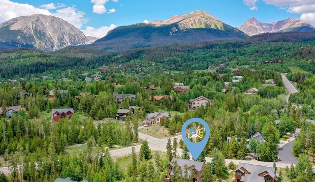 Snowy Paws at Eagles Nest Townhome: Cozy Mountain Getaway