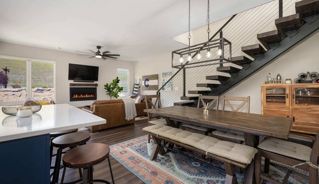 Snowy Peaks |Ski in- Ski Out Designer Home