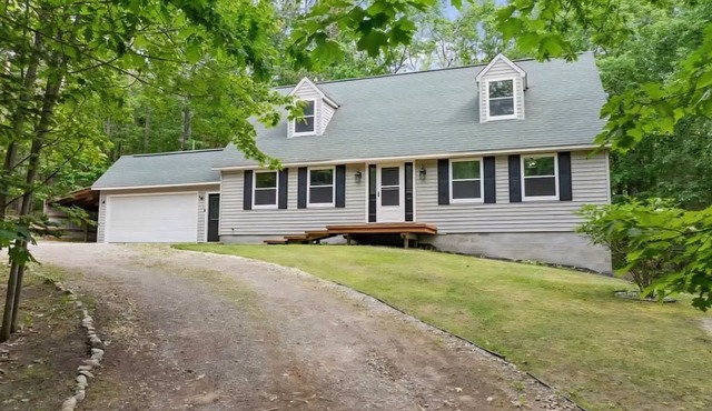 Snowy Trailside Cottage- 4 bed 3 bath sleeps 12!