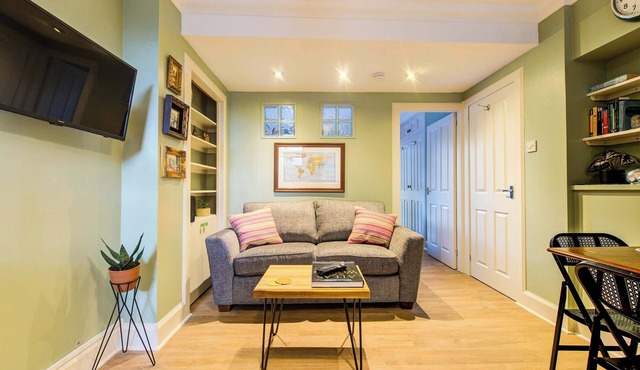Snug 1 Bed Apartment in Edinburgh's Juniper Green