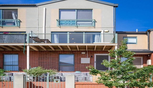 Snug 2-bed Townhouse Near Bustling Shops