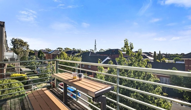 Snug 2-bed Townhouse Near Bustling Shops