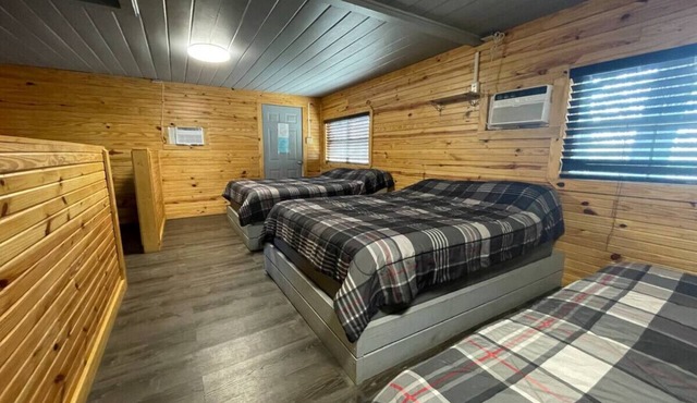 Snug 3 Bed Cabin at Mill Creek Marina: Cabin 1