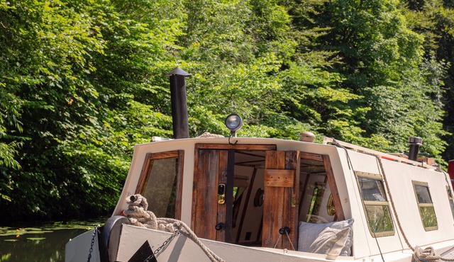 SNUG 30ft NARROWBOAT WITH INDOOR FIREPLACE