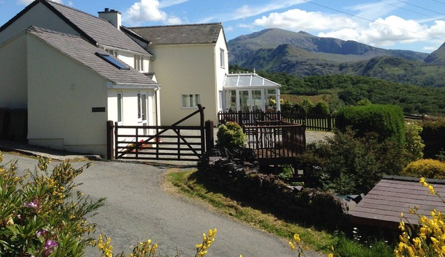 Snug, centrally Cottage With Enviable Lake and Snowdon Massif Views.