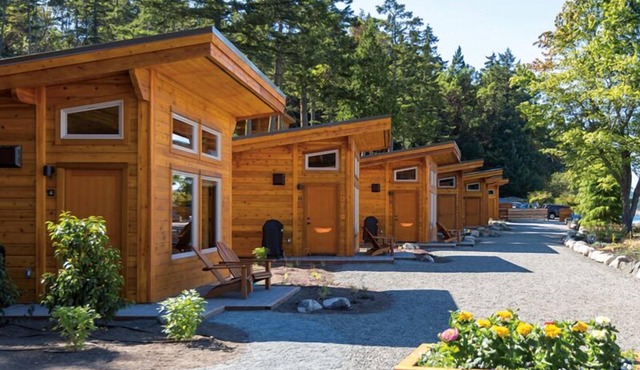 Snug Harbor Resort and Marina - One Bedroom Waterfront Cabin Handicap Access