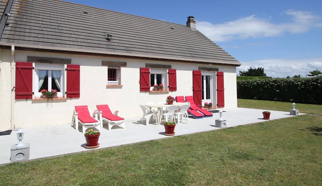 Snug holiday home in Denneville-Plage near beach