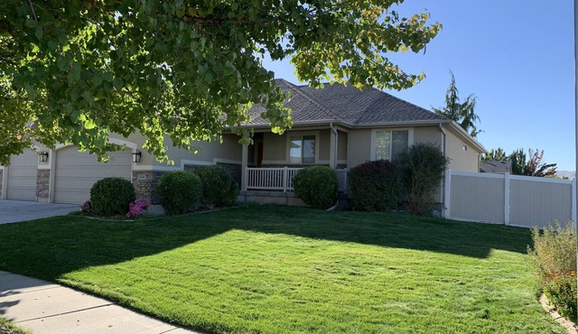 Snug Home with fenced yard,10 min from the airportSLC, 20 min to most ski areas