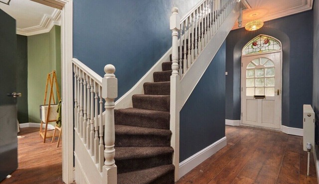 Snug House proudly presents this traditional stylish 6-Bedroom home away from home