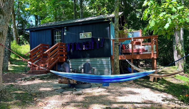 Snug In @Artist Cabin #Book2NightsGet3rdOnUs #Love #river #petfriendly