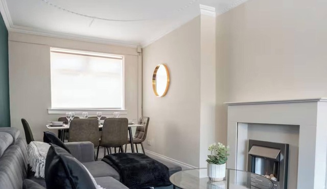 Snug Modern Home in Hamilton